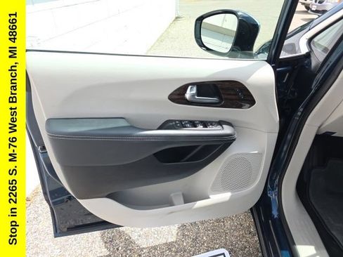 Used 2023 Chrysler Pacifica Limited FWD image 15