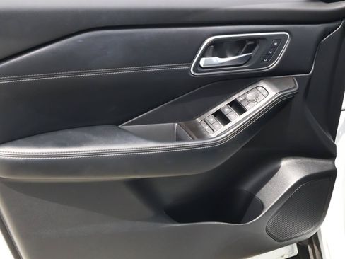 Used 2025 Nissan Rogue Platinum FWD image 15