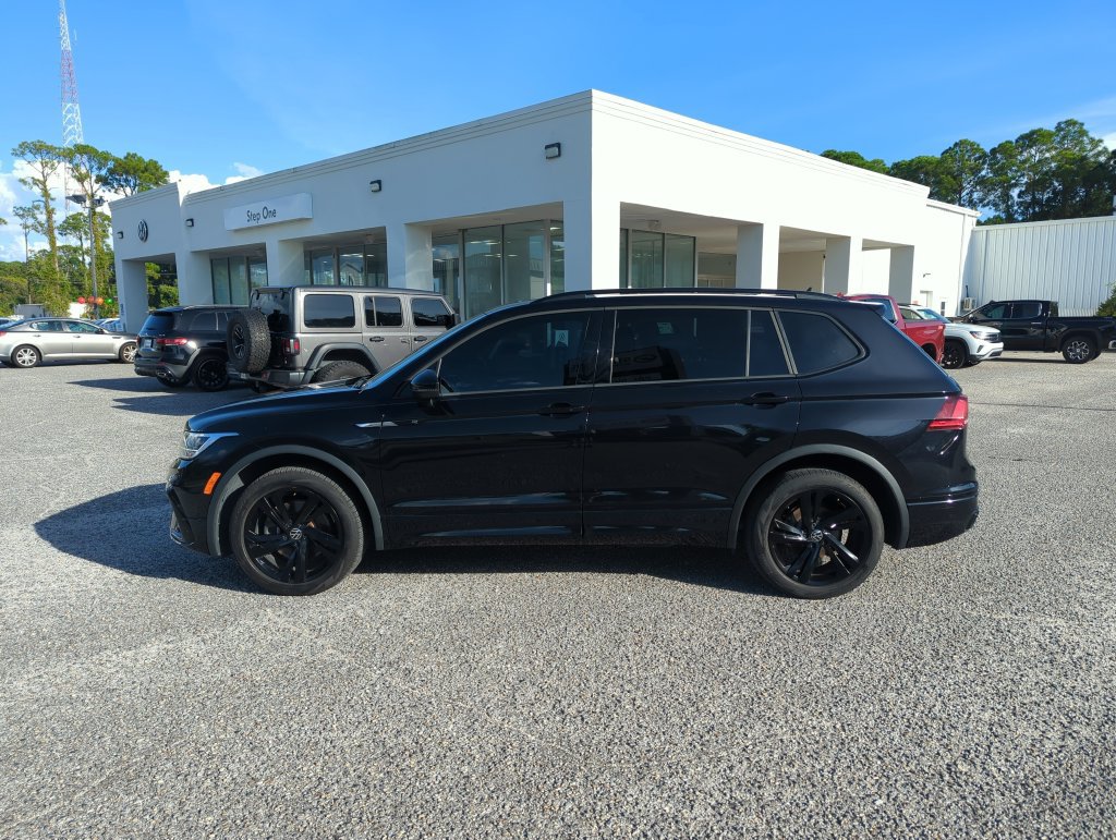 Certified 2023 Volkswagen Tiguan SE R-Line FWD image 4