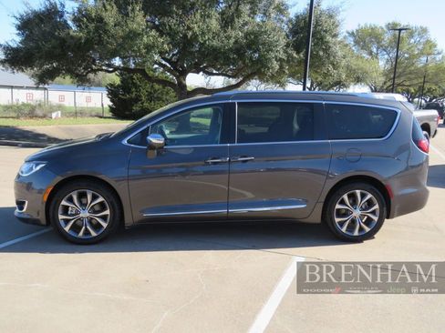 Used 2019 Chrysler Pacifica Limited w/ Tire & Wheel Group image 2