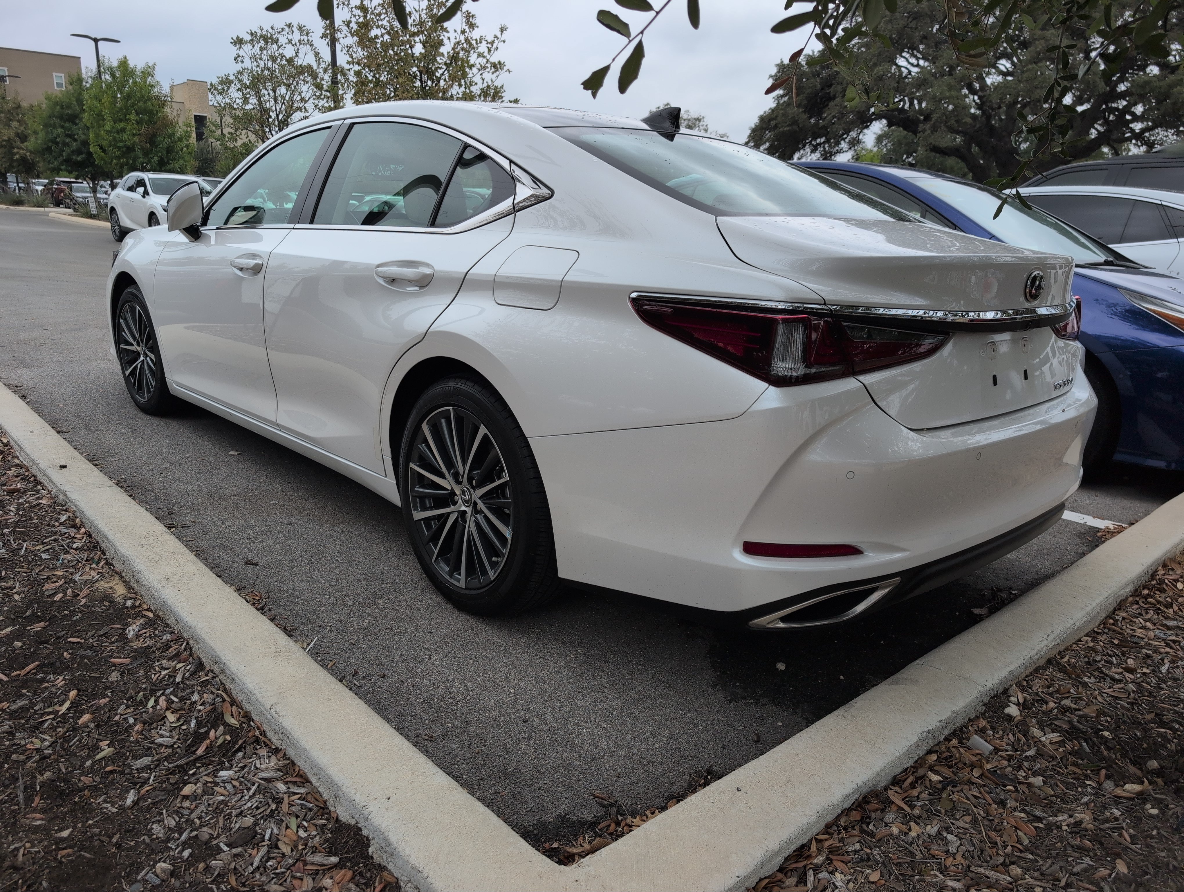 Used 2024 Lexus ES 350 w/ Premium Package FWD image 4