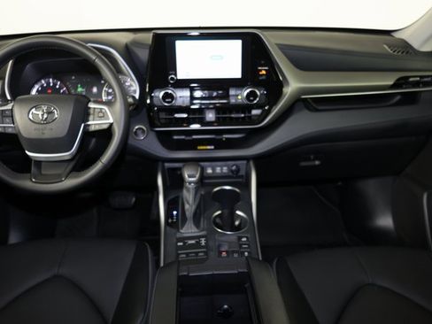 Used 2025 Toyota Highlander LE image 10
