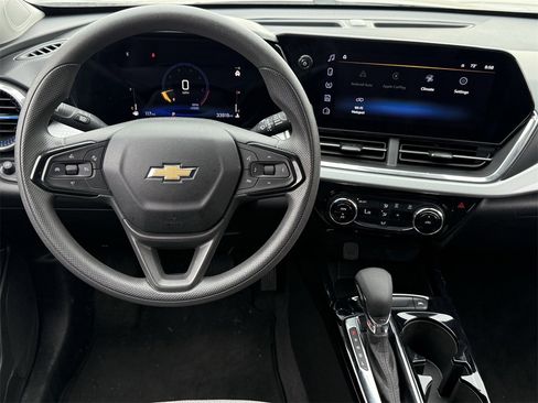 Certified 2025 Chevrolet Trax LT image 11