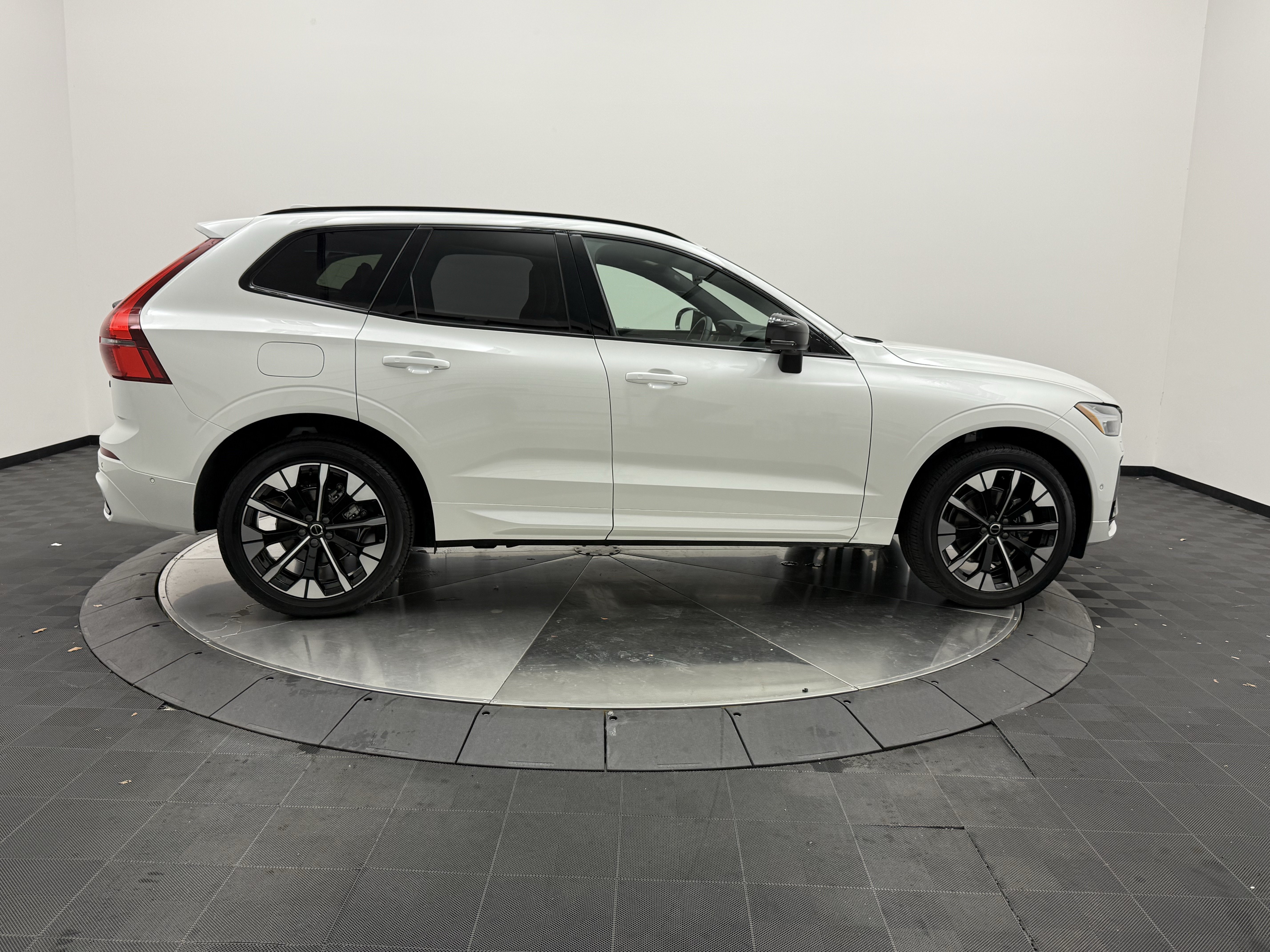 Certified 2026 Volvo XC60 B5 Plus AWD/4WD image 9