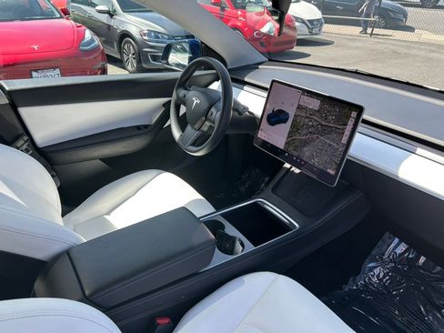 Used 2021 Tesla Model Y Long Range image 34