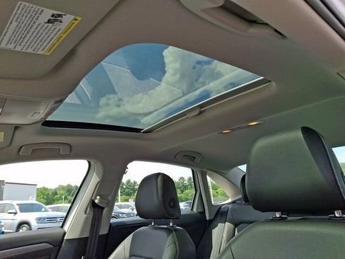 Used 2024 Volkswagen Jetta SE w/ Panoramic Sunroof Package FWD image 18