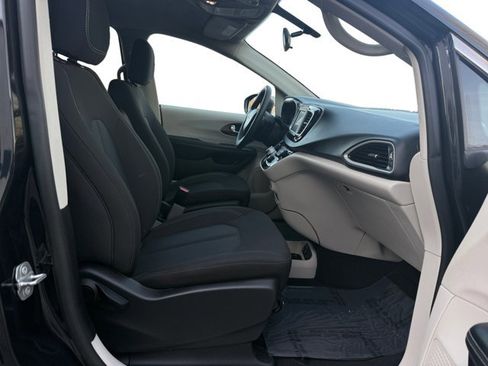 Used 2022 Chrysler Voyager LX image 12