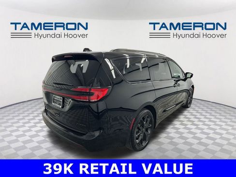 Used 2025 Chrysler Pacifica Limited image 5