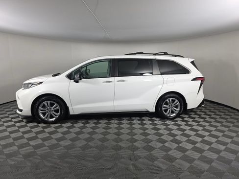 Used 2022 Toyota Sienna XSE AWD/4WD image 2