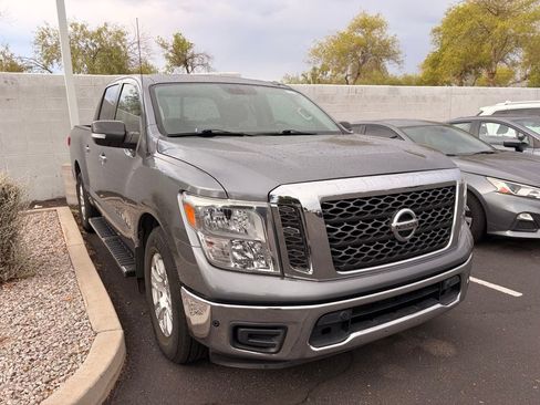 Used 2018 Nissan Titan SV w/ SV Convenience Package RWD image 4