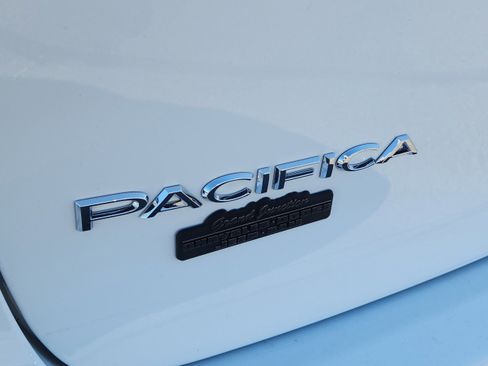 New 2026 Chrysler Pacifica Select image 6