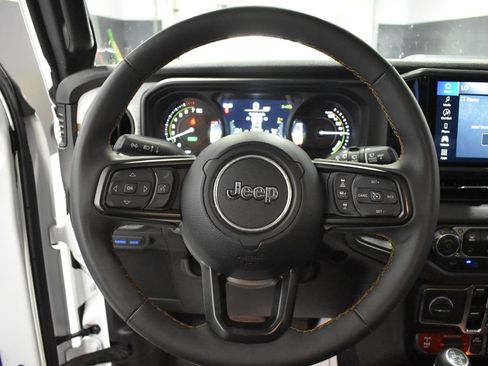 Used 2024 Jeep Wrangler Unlimited AWD/4WD image 32