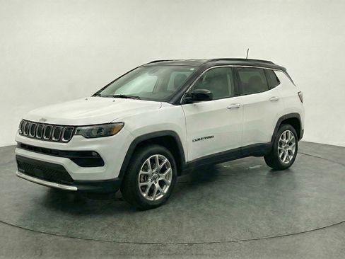 Used 2025 Jeep Compass Limited AWD/4WD image 3