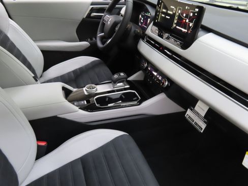 New 2025 Mitsubishi Outlander SE image 25