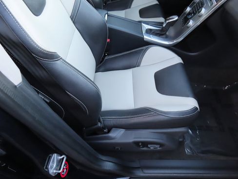 Used 2017 Volvo XC60 T6 Dynamic w/ Climate Package image 20