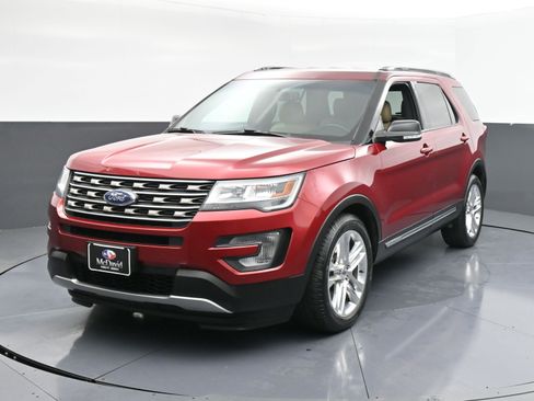 Used 2017 Ford Explorer XLT w/ Equipment Group 202A image 4