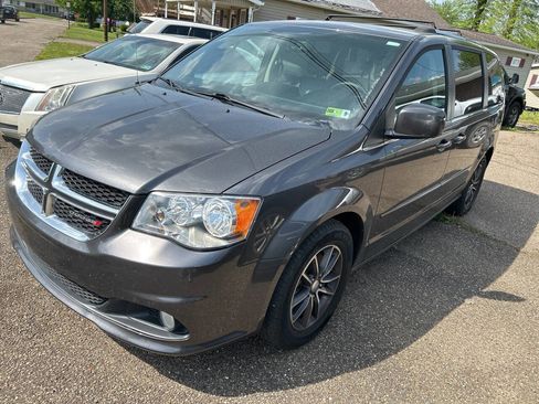 Used 2017 Dodge Grand Caravan SXT w/ Rear Park Assist Package FWD image 1