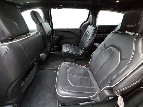 Used 2025 Chrysler Pacifica Limited image 27