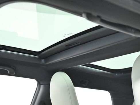 Used 2025 MINI Cooper 2-Door Hardtop image 32