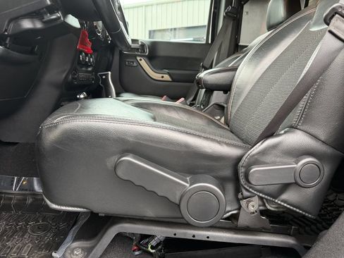 Used 2017 Jeep Wrangler Unlimited Sahara AWD/4WD image 37