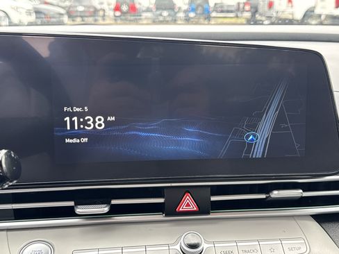 Used 2024 Hyundai Elantra Limited image 18