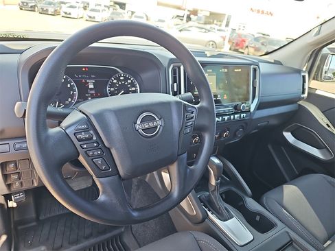 Used 2025 Nissan Frontier SV image 15