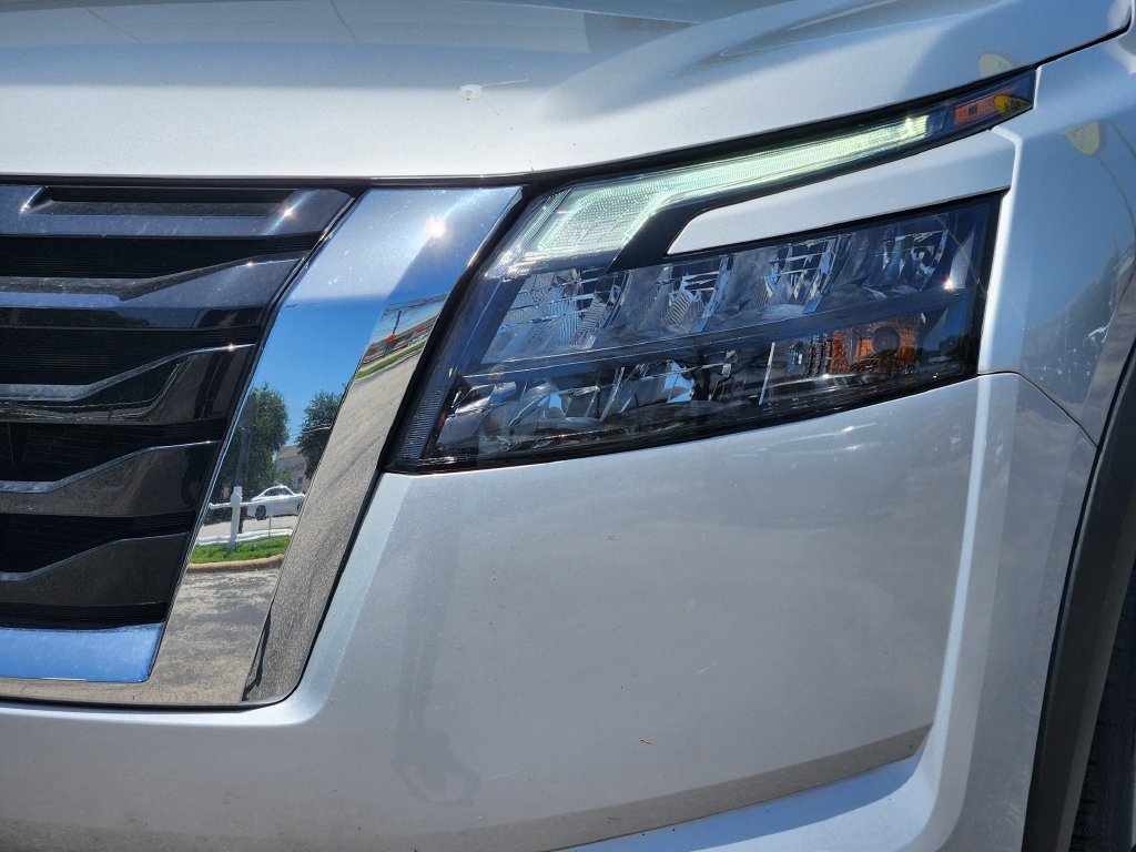 Used 2025 Nissan Pathfinder SV AWD/4WD image 8