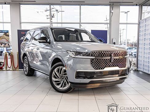 Used 2025 Lincoln Navigator Reserve image 3