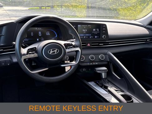 Used 2025 Hyundai Elantra SE FWD image 5