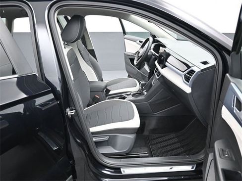 New 2026 Volkswagen Taos SE image 14