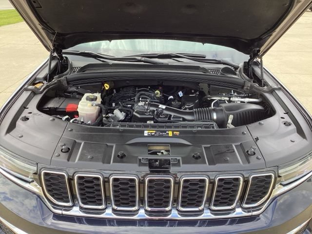Used 2024 Jeep Grand Cherokee Limited AWD/4WD image 17