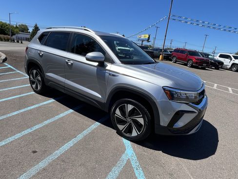Used 2024 Volkswagen Taos SE w/ Panoramic Sunroof Package AWD/4WD image 7
