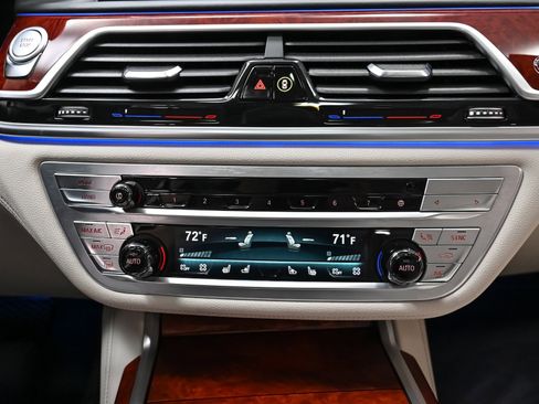 Used 2022 BMW ALPINA B7 xDrive w/ Luxury Rear Seating Package image 31