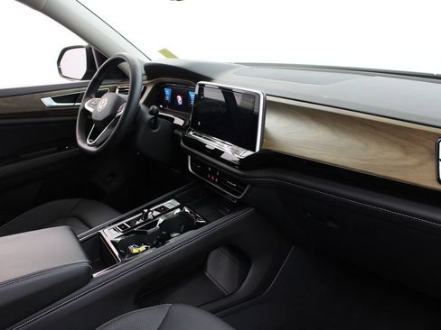 Used 2024 Volkswagen Atlas SE FWD image 25