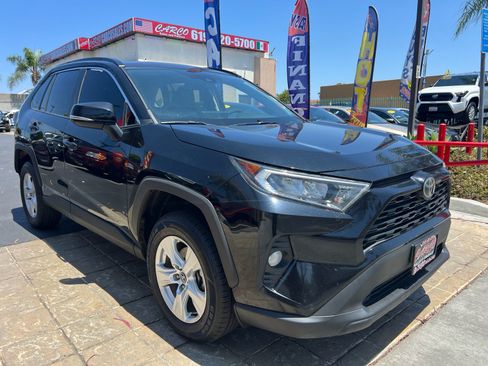 Used 2021 Toyota RAV4 XLE FWD image 1
