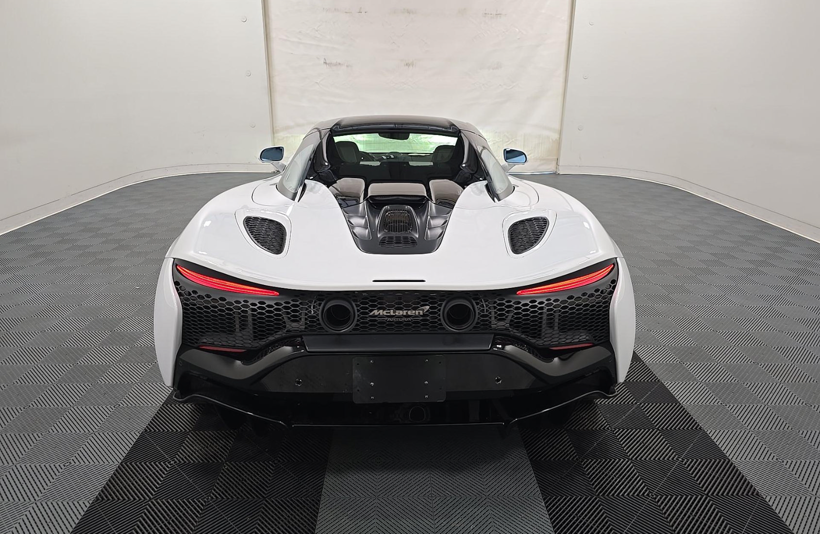 Used 2025 McLaren Artura Spider RWD image 4