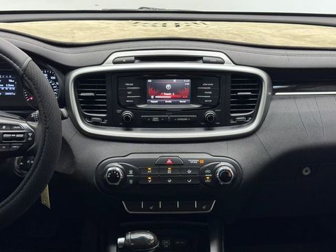 Used 2016 Kia Sorento LX w/ LX Convenience Package image 4