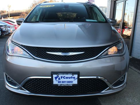 Used 2018 Chrysler Pacifica Touring-L image 9