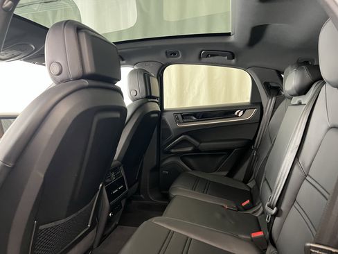 Certified 2025 Porsche Cayenne Coupe image 24