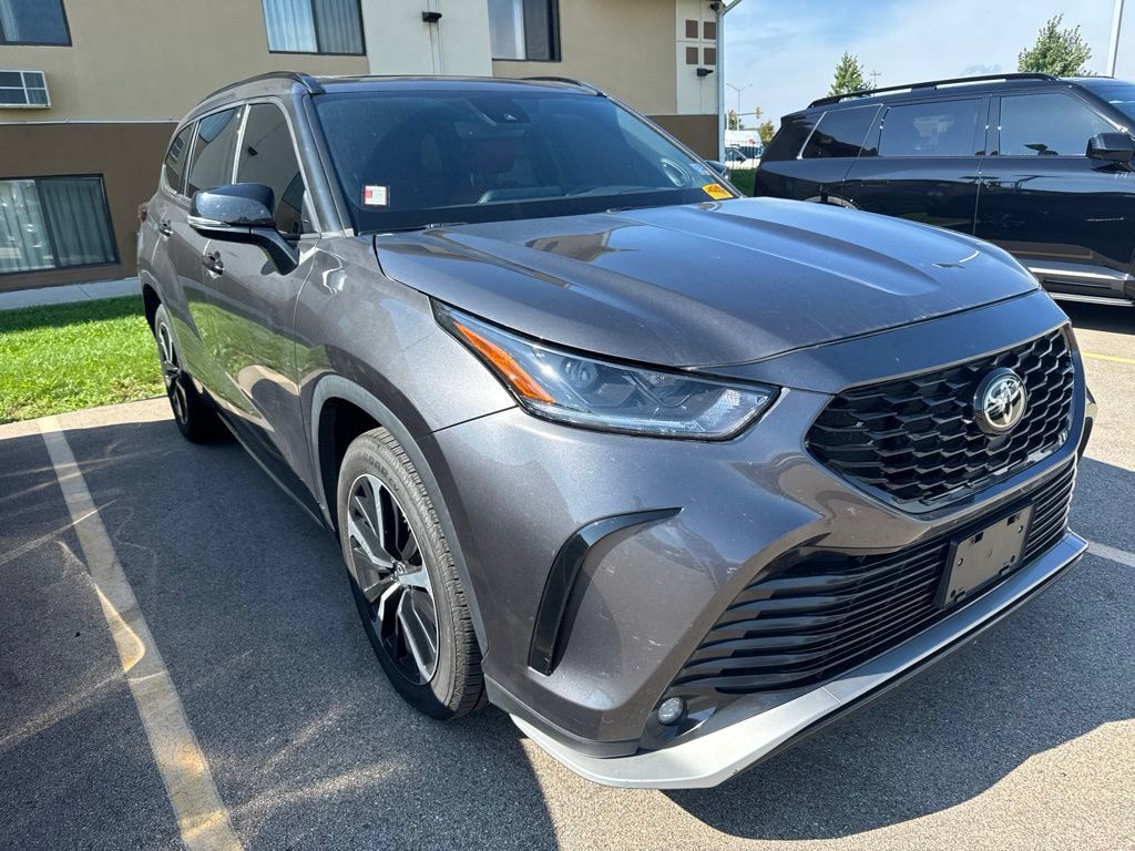 Used 2022 Toyota Highlander XSE AWD/4WD image 2
