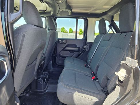 Used 2024 Jeep Wrangler Unlimited Sahara AWD/4WD image 12