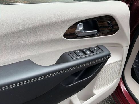 Used 2023 Chrysler Pacifica Limited image 26