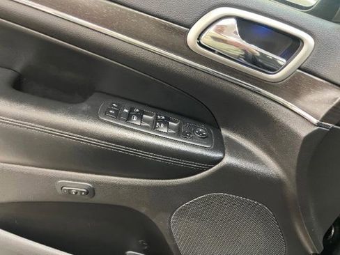 Used 2018 Jeep Grand Cherokee Limited image 26