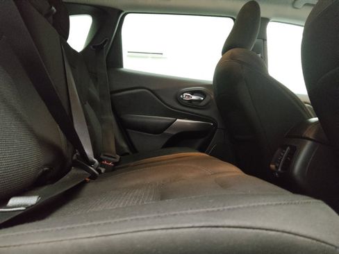Used 2020 Jeep Cherokee Latitude FWD image 19
