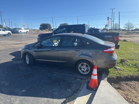 Used 2018 Ford Fiesta SE image 8