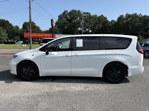 Used 2024 Chrysler Pacifica Limited FWD image 2
