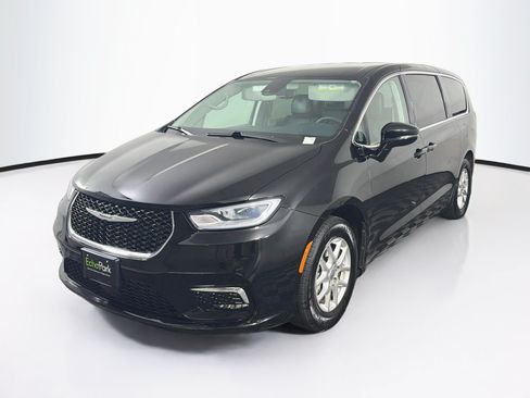 Used 2024 Chrysler Pacifica Touring-L FWD image 3