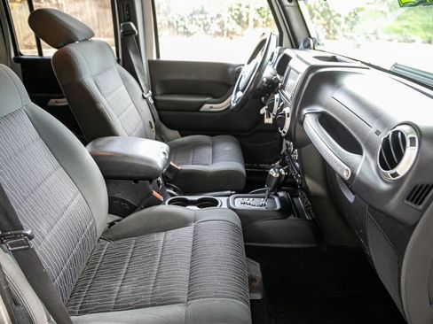 Used 2012 Jeep Wrangler Unlimited Rubicon w/ Connectivity Group image 25