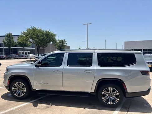 Used 2025 Jeep Wagoneer L Series II AWD/4WD image 8