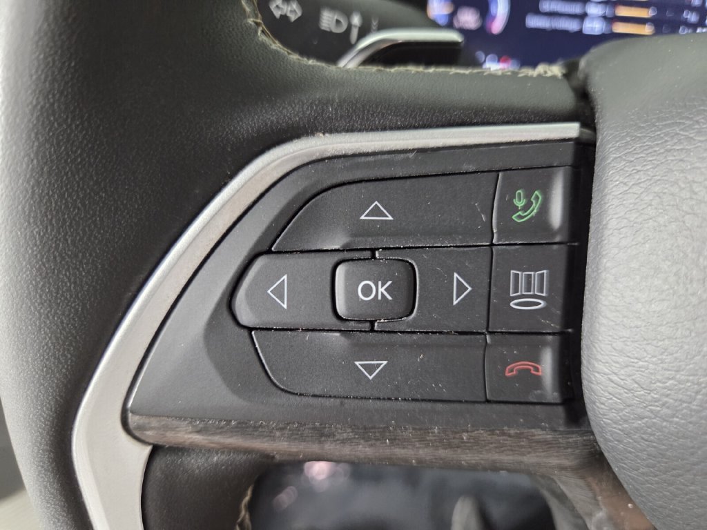 Used 2023 Jeep Grand Cherokee Limited w/ Black Appearance Package AWD/4WD image 17